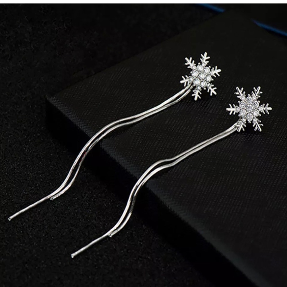 ❄️Silver Crystal Rhinestone Earrings With Dangle❄️